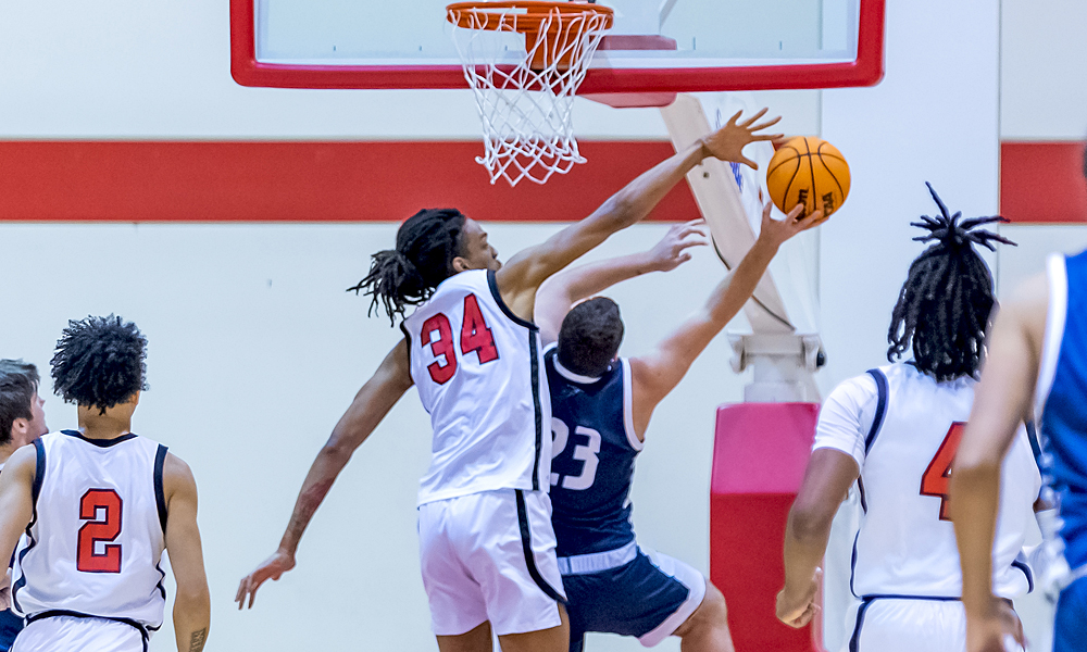 Mezziah Oakman goes for the block in the win over Siskiyous (Photo by Eric Sun)