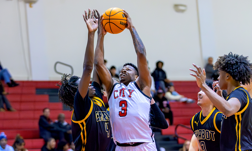 Willie Williams goes up for a bucket in the win over Chabot (Photo by Eric Sun)