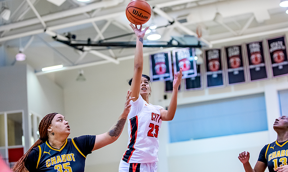 Talo Li-Uperesa had a double-double with 11 points and 10 rebounds in the win over Chabot. (Photo by Eric Sun)