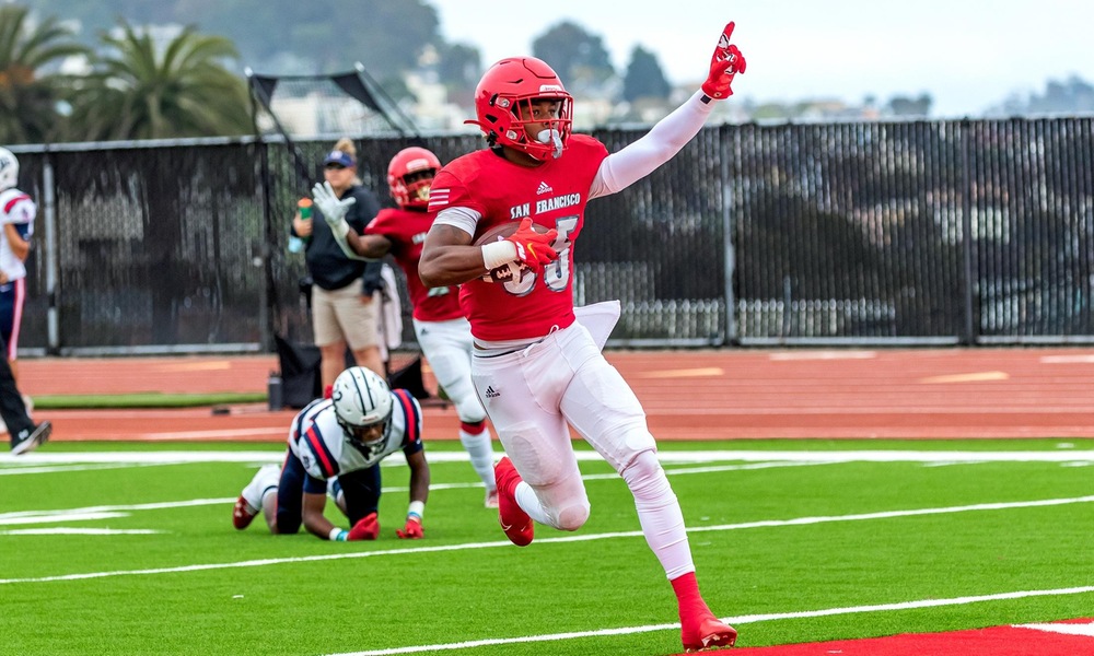 Omin Oglesby scores on his 32-yard touchdown reception in CCSF's win over American River. (Photo by Eric Sun)